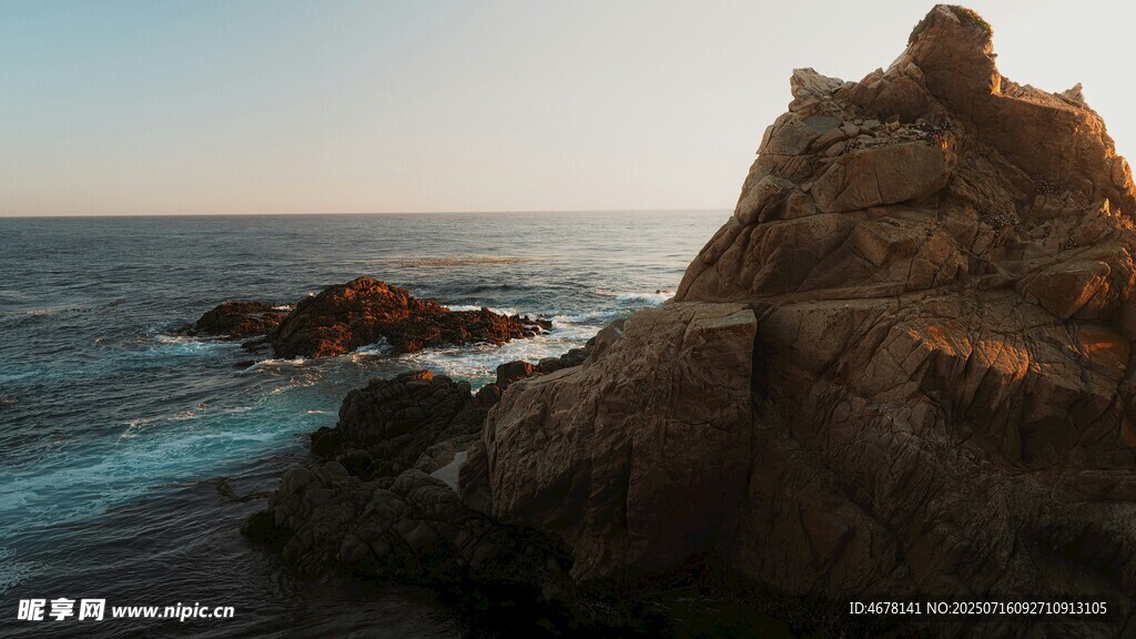 海边嶙峋岩石与壮丽海景