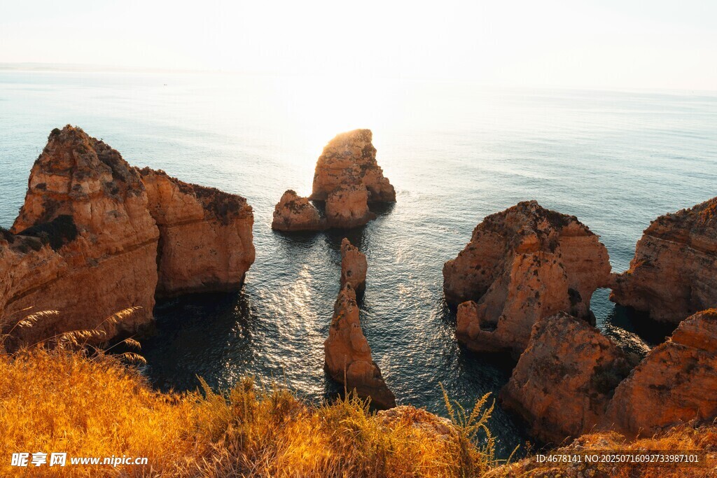 海边嶙峋礁石美景