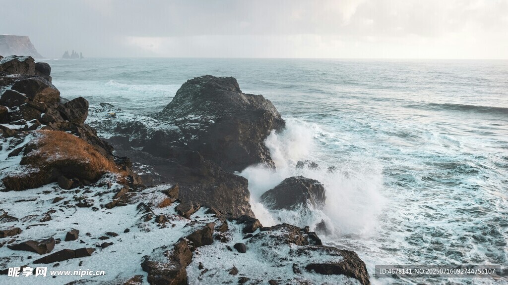 海浪拍击覆雪礁石景观