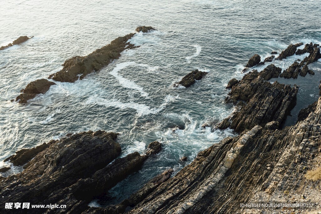 海岸边嶙峋礁石与海浪
