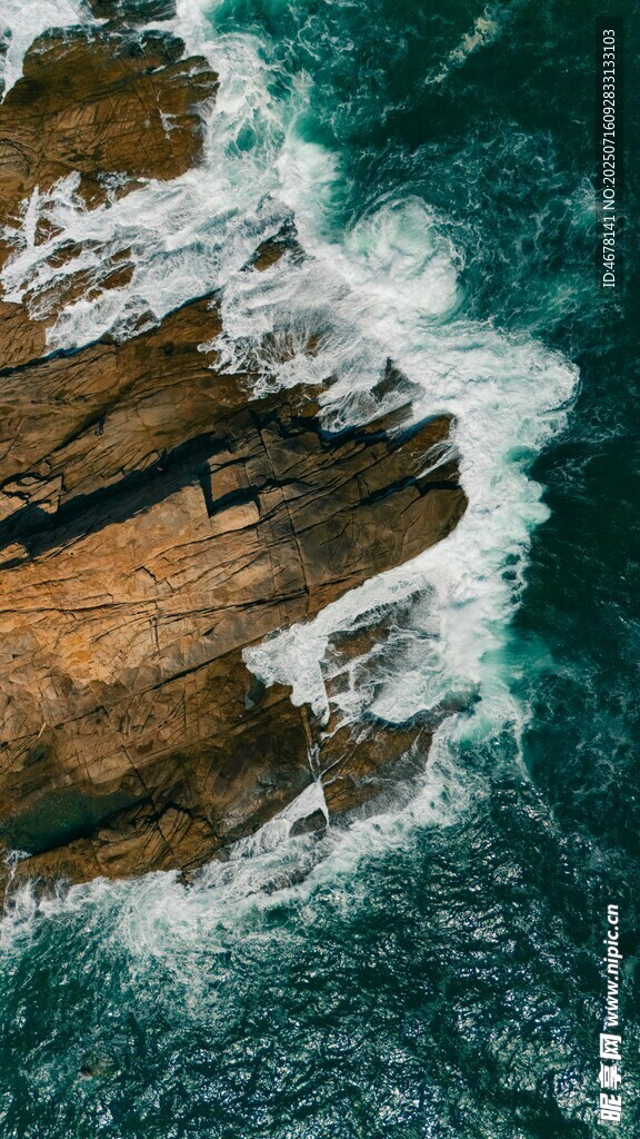 海岸礁石与翻涌海浪
