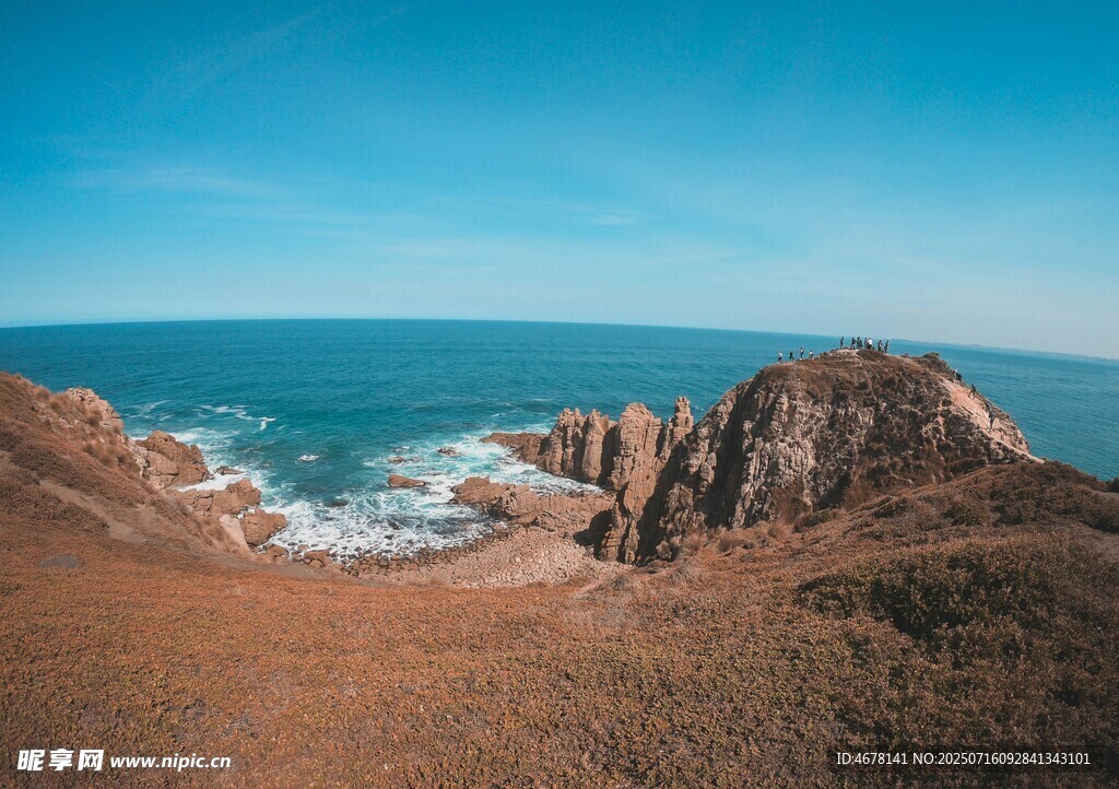 海边嶙峋岩石与壮阔海景