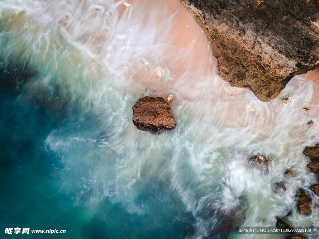 海岸礁石与澎湃海浪景观