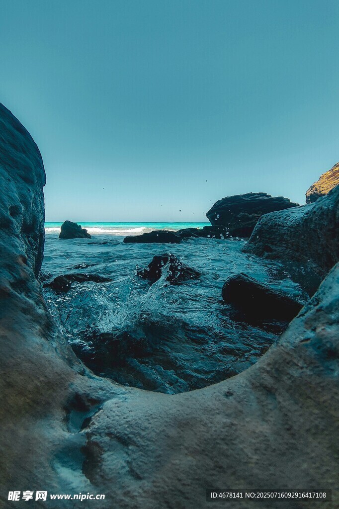 海边嶙峋岩石的静谧景致