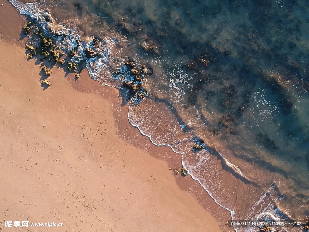 俯瞰沙滩与海浪的美丽景致
