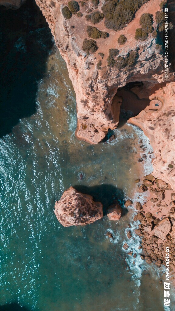 海岸边的礁石与碧蓝海水