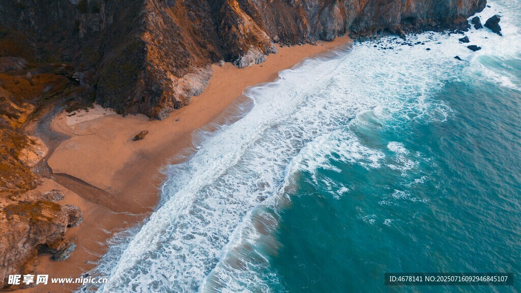 俯瞰海岸海浪拍击沙滩