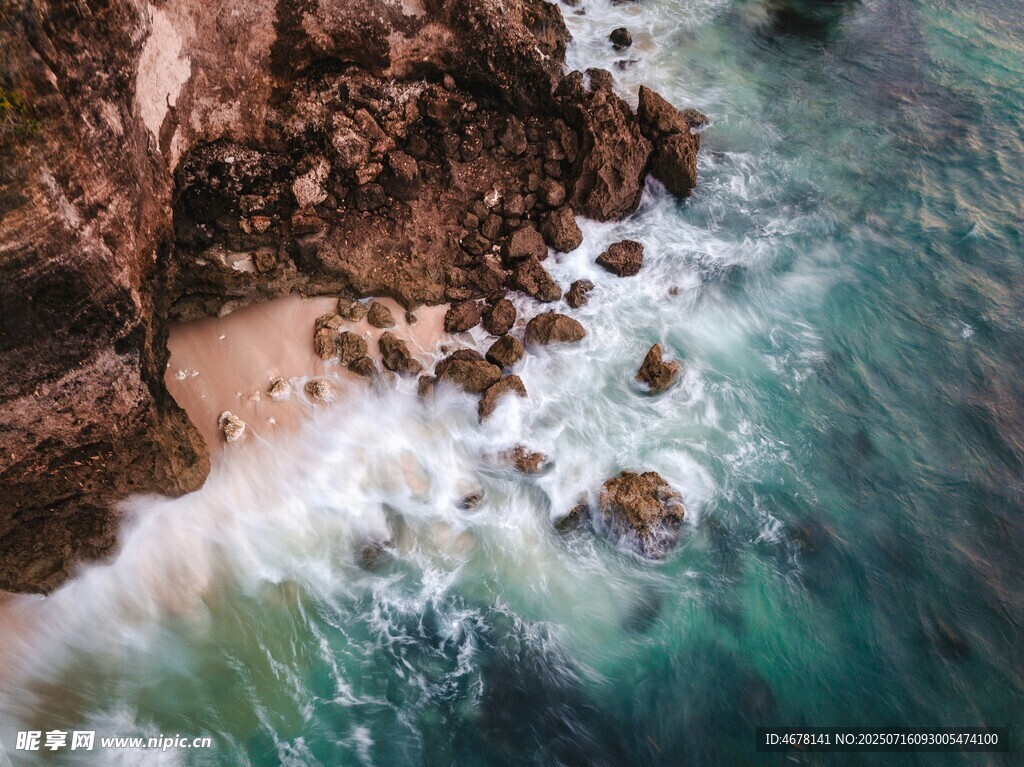 海岸礁石海浪拍击美景