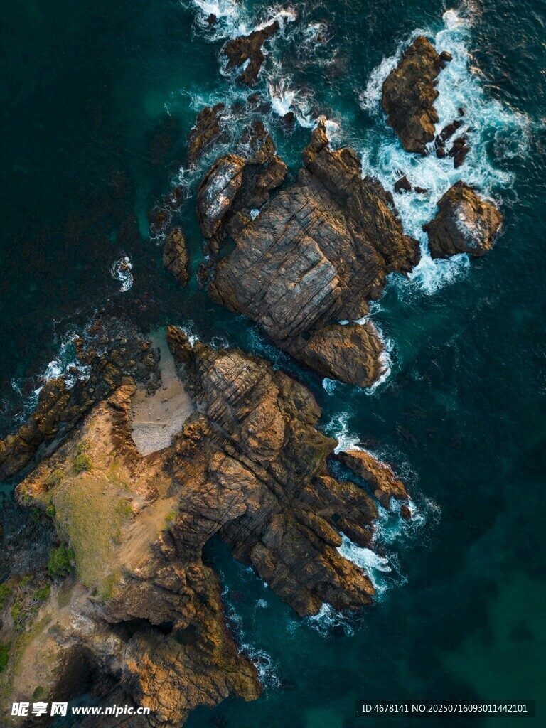 俯瞰嶙峋礁石与澎湃海浪