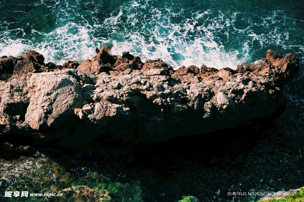 海浪拍打岸边岩石