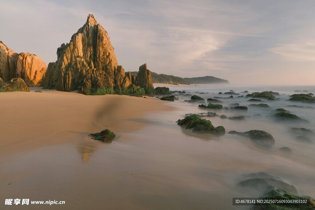 海边壮丽礁石与黄昏美景