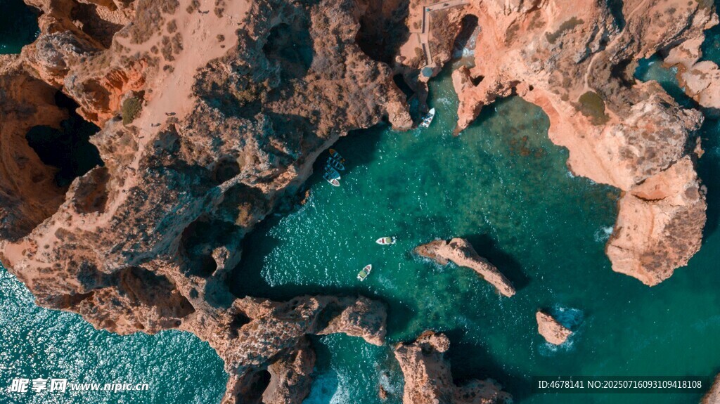 俯瞰绝美海岸蓝绿海域