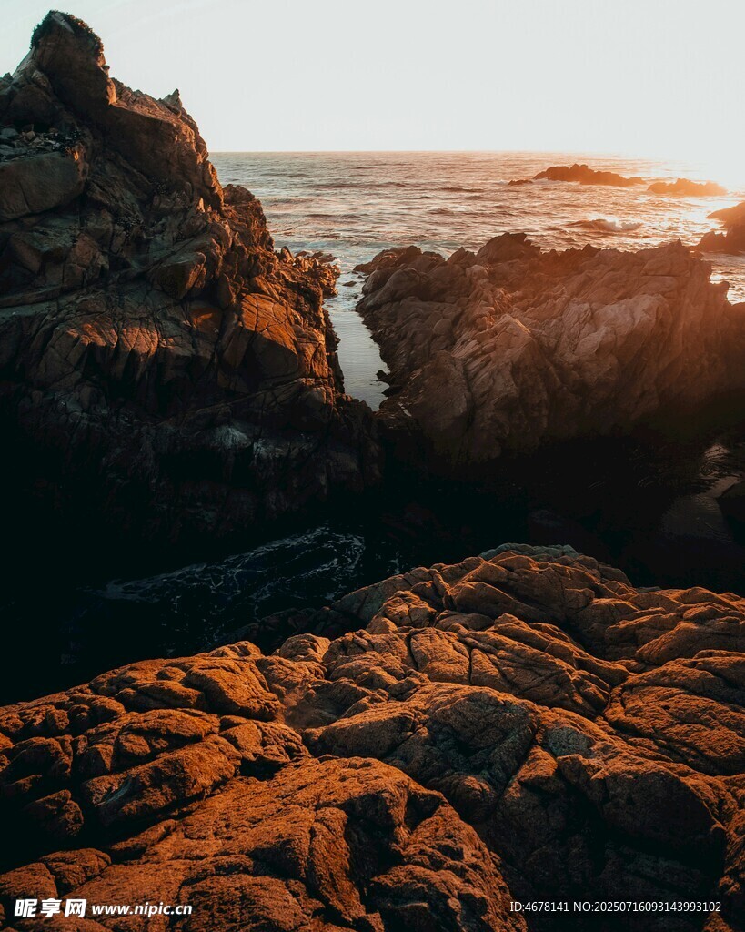 夕阳下的海边嶙峋岩石