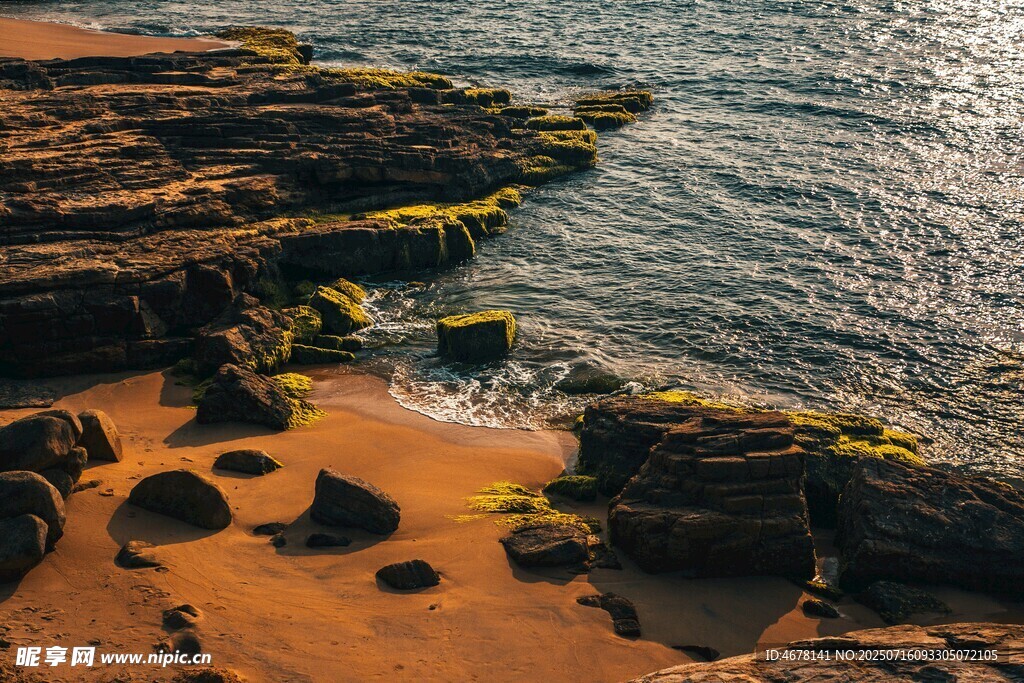 海边礁石与金色沙滩美景