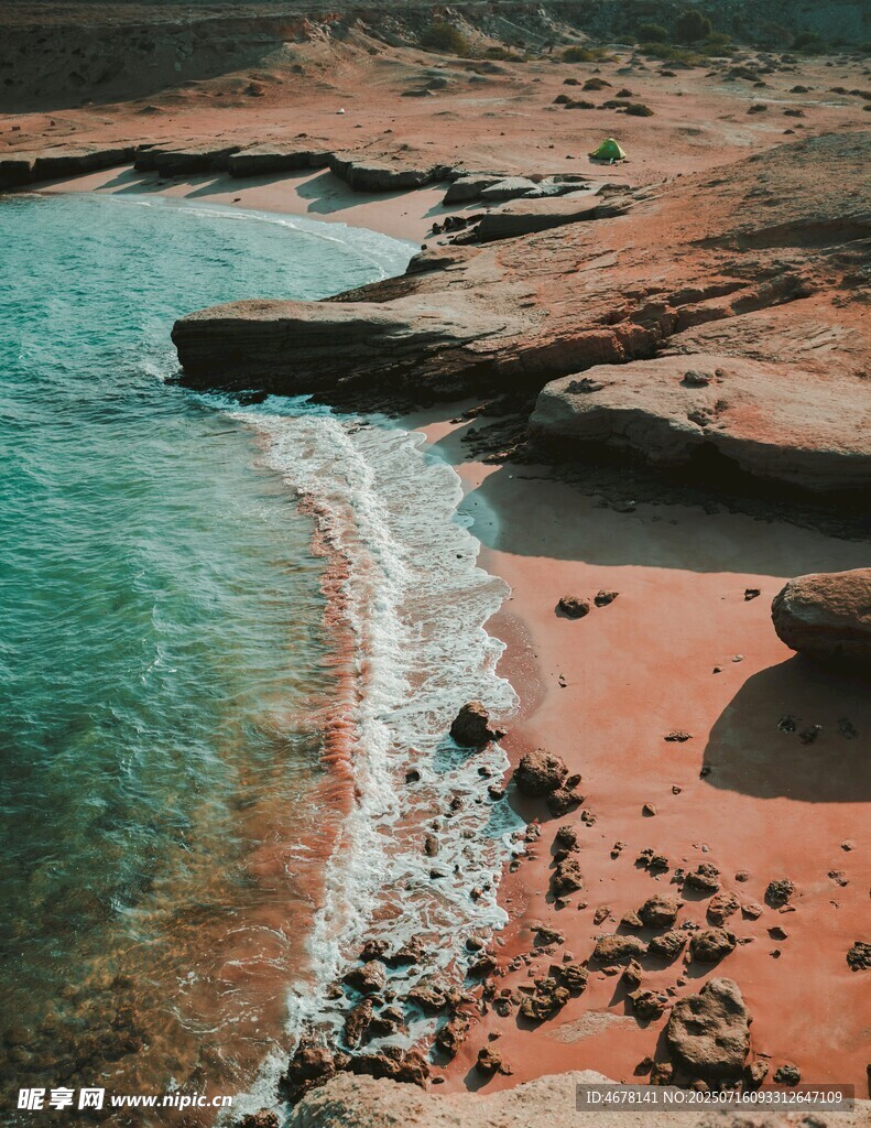 海边红岸与碧蓝海水美景