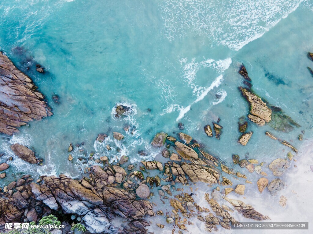 俯瞰碧海礁石美景