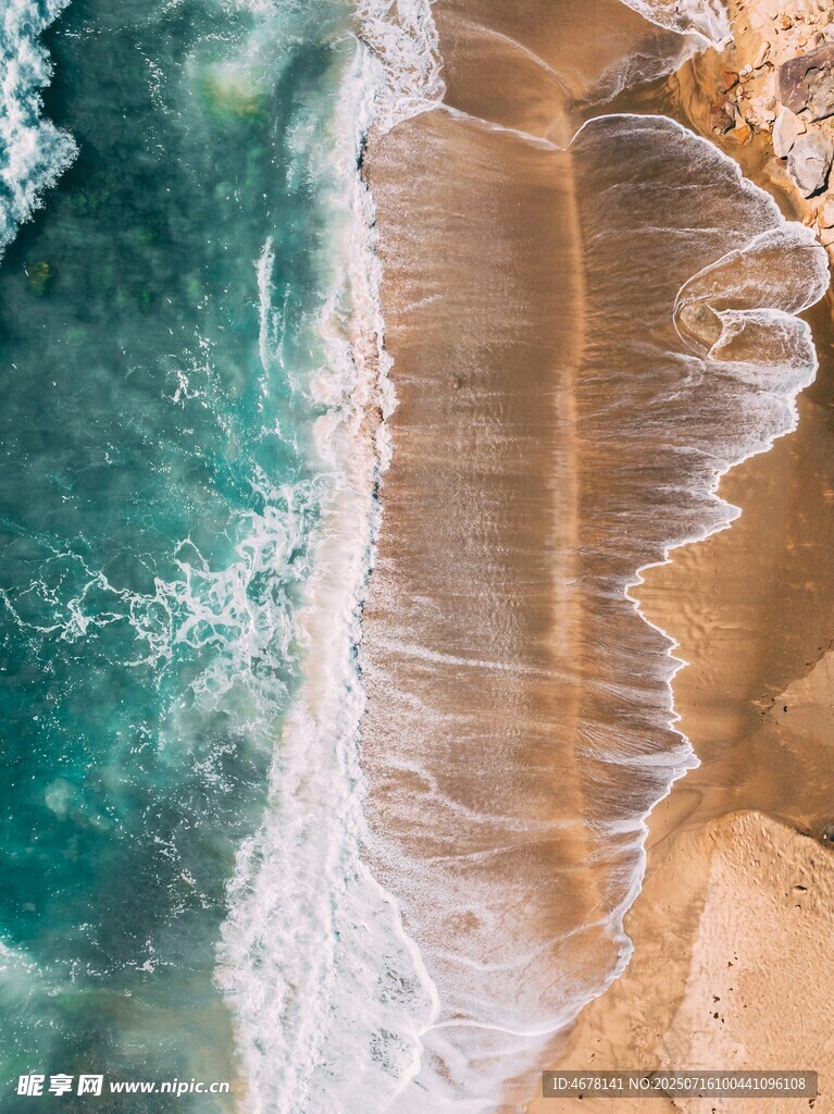 俯瞰海浪拍打金色沙滩