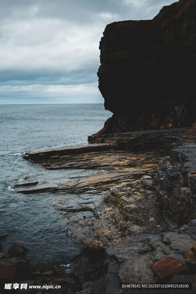 海边嶙峋岩石与辽阔海面