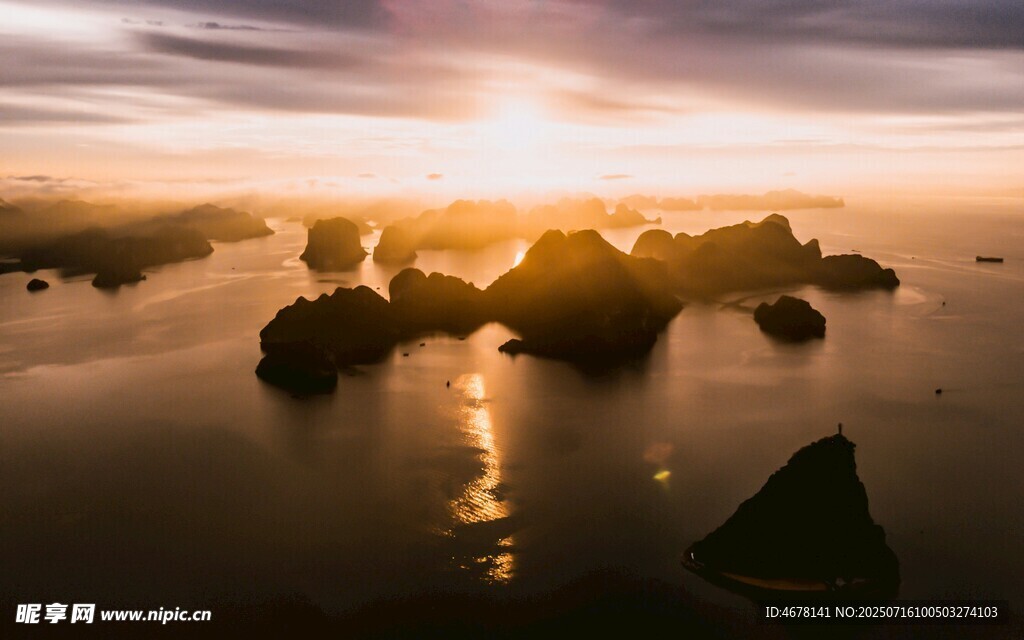 海上日出时的礁石景观