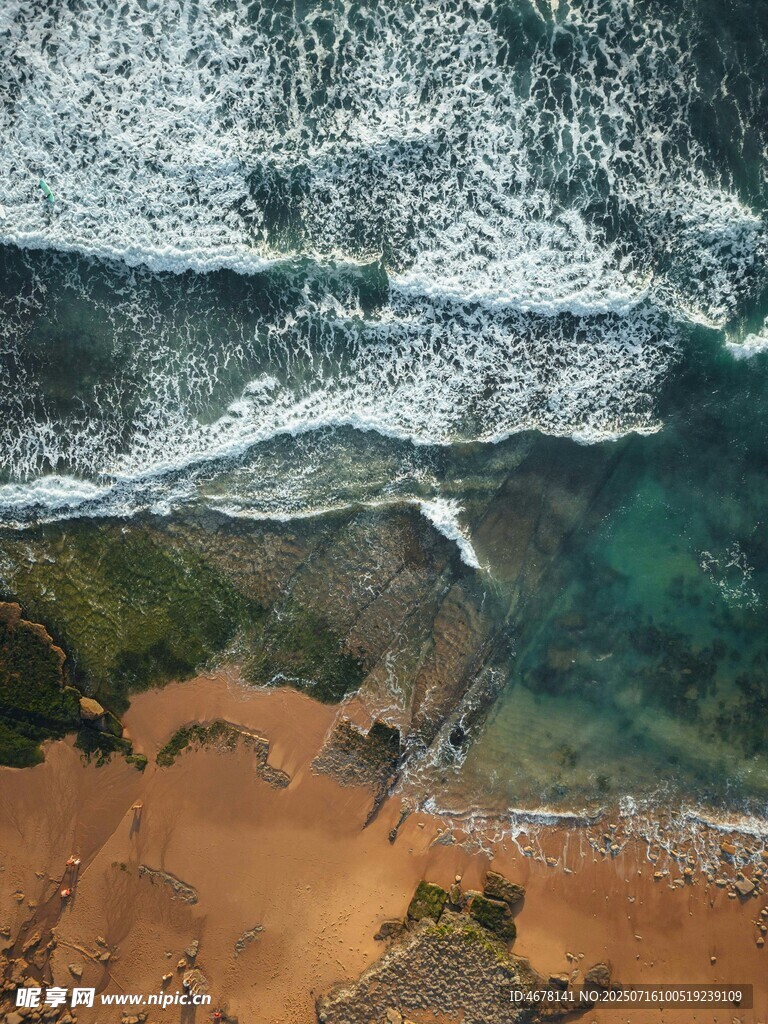 俯瞰美丽海滨沙滩与海浪