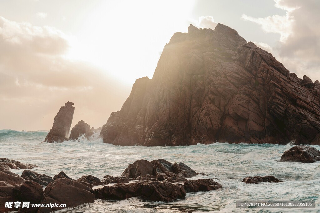 海边壮丽岩石与落日美景