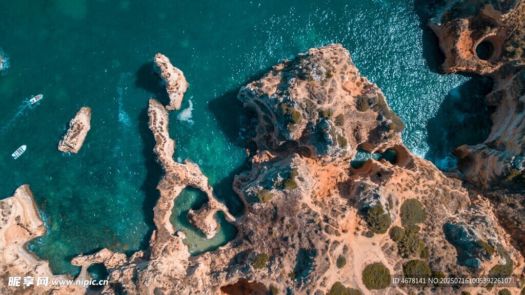 俯瞰碧海与嶙峋礁石