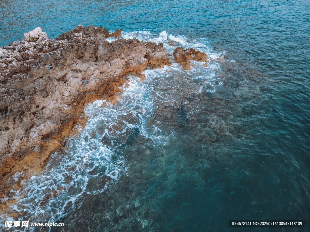 海岸礁石与海浪景观