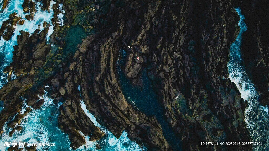 蓝色海浪拍击嶙峋礁石