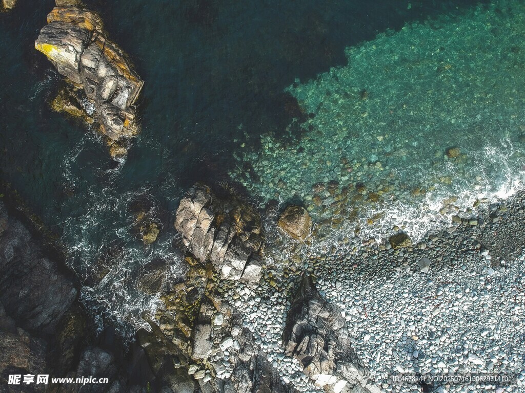 俯瞰碧海礁石美景