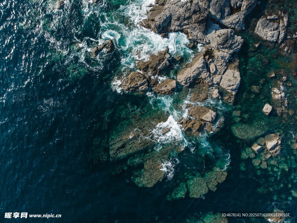 俯瞰海中嶙峋礁石
