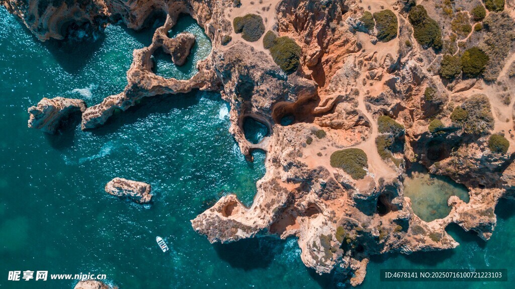 绝美海岸岩石与碧蓝海水