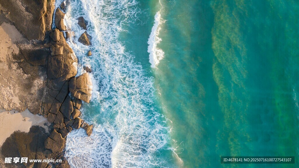 海边礁石与翻涌的碧蓝海浪
