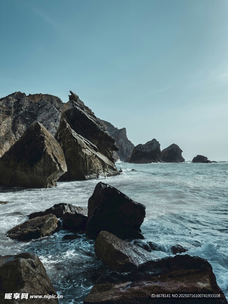 海边嶙峋礁石壮阔海景