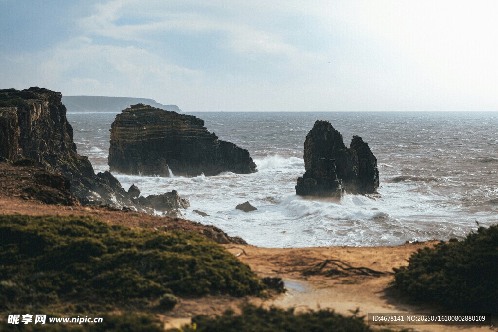 海边嶙峋礁石与汹涌海浪