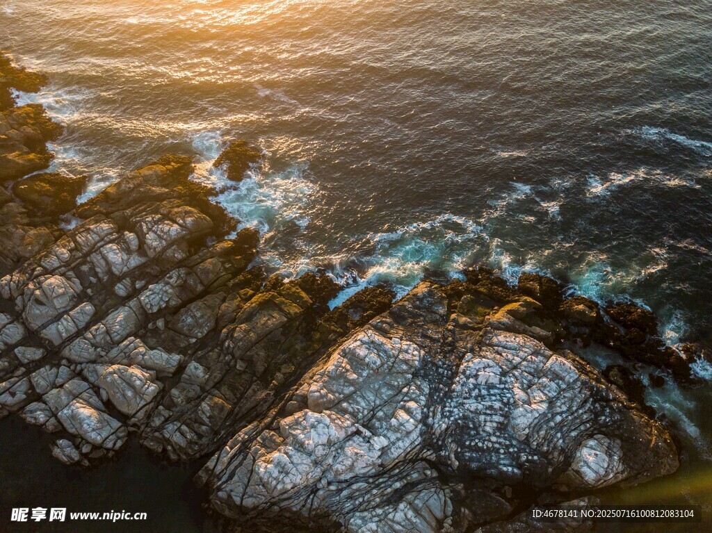 海边礁石与落日美景