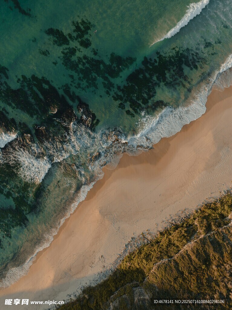俯瞰美丽的沙滩与海浪