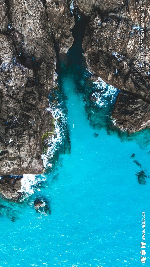 碧海环绕的嶙峋岩石