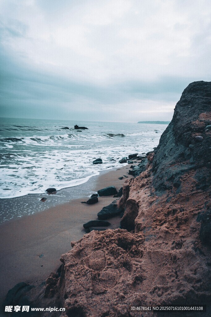 海边礁石海浪拍岸景象