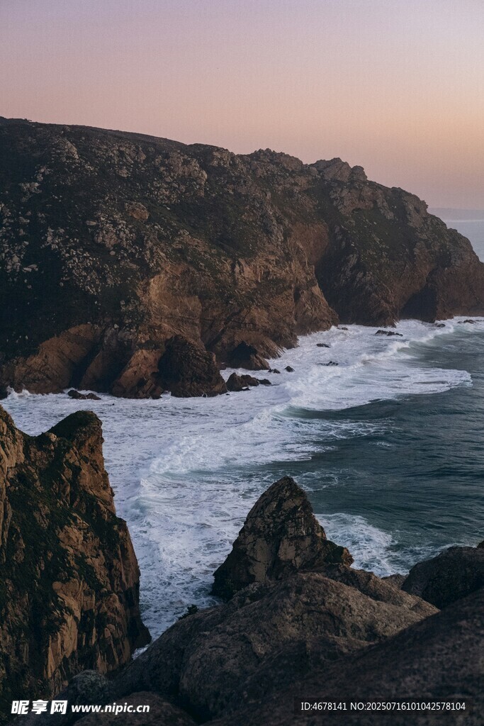 海边暮色中的嶙峋岩石