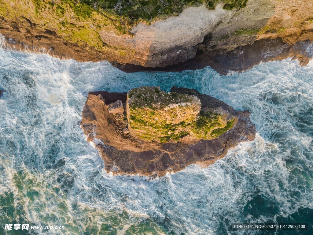 海上孤礁惊涛拍岸之景