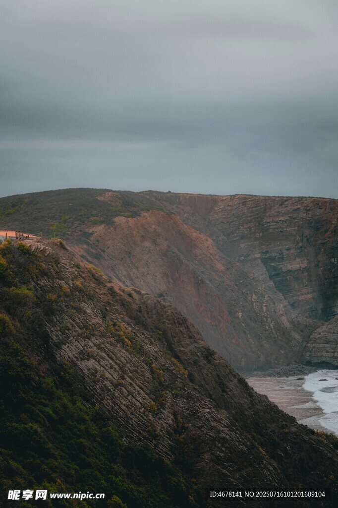 海岸边的山峦与阴沉天空