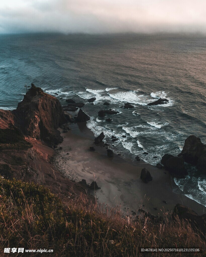 海边黄昏下的壮丽海岸线