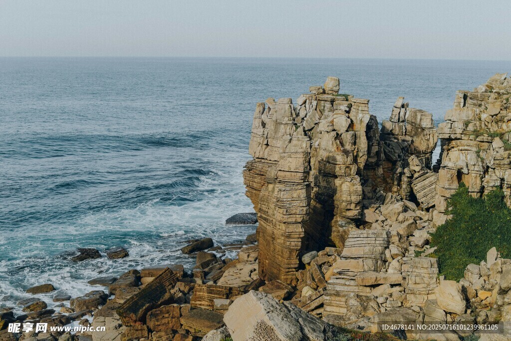 海边嶙峋怪石景观