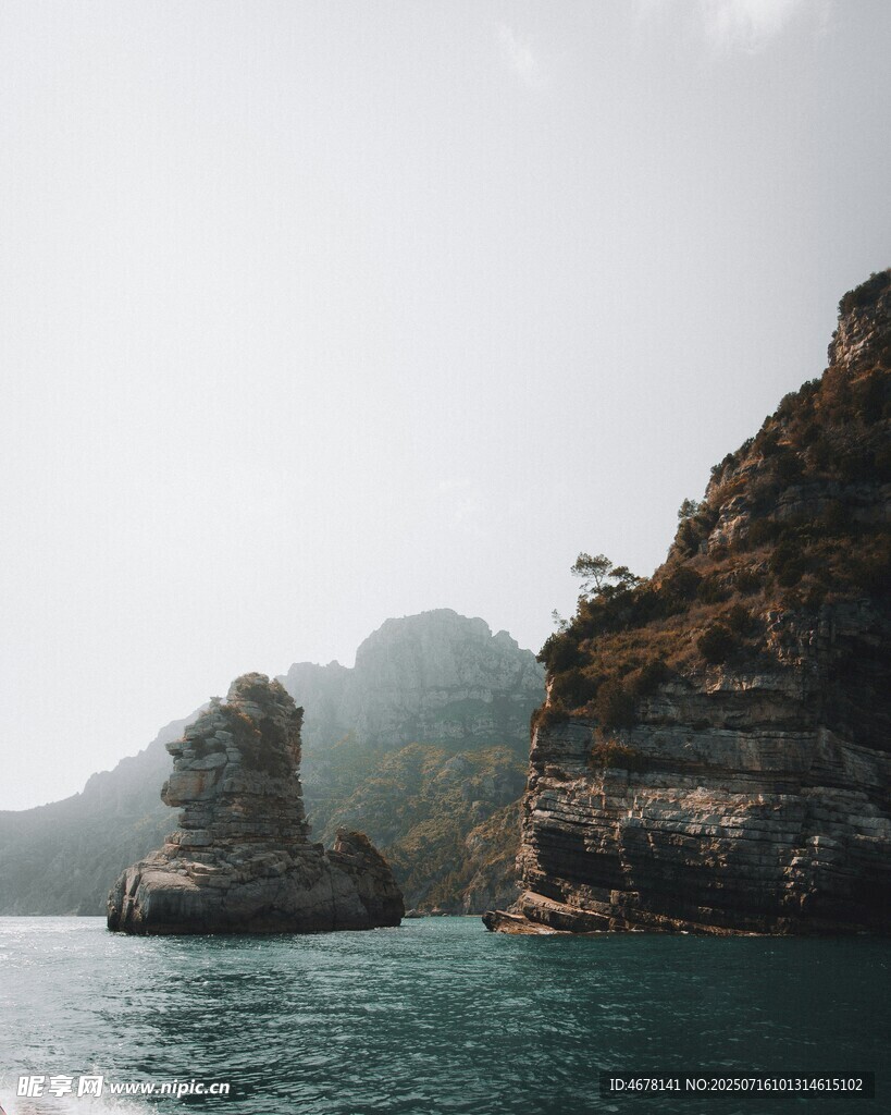 海上嶙峋岩礁风光