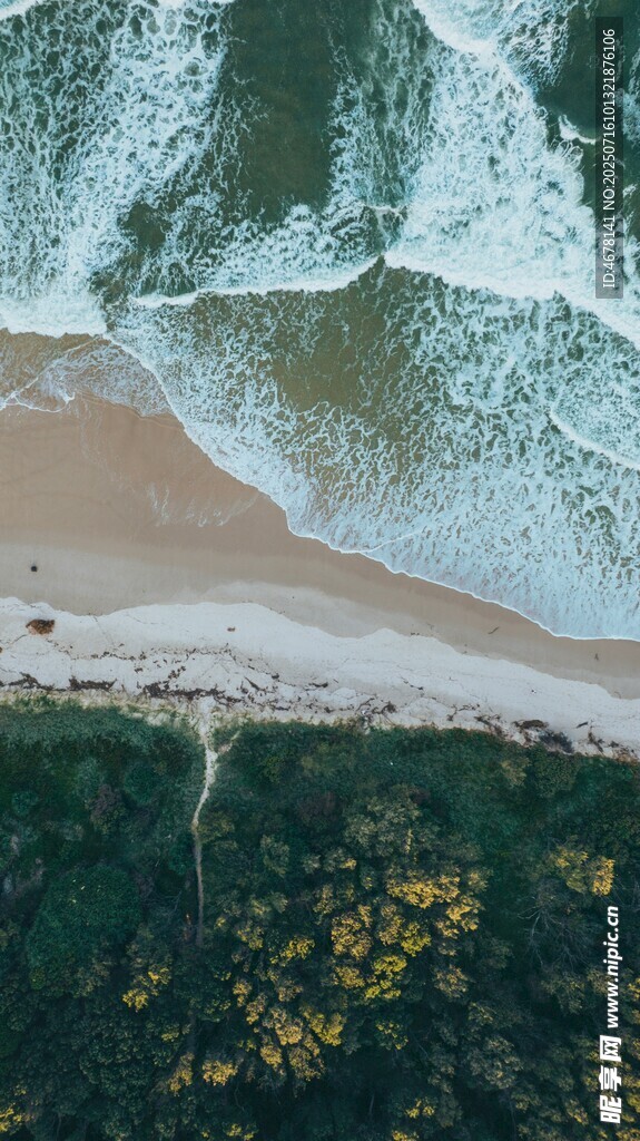 俯瞰海浪拍打沙滩美景