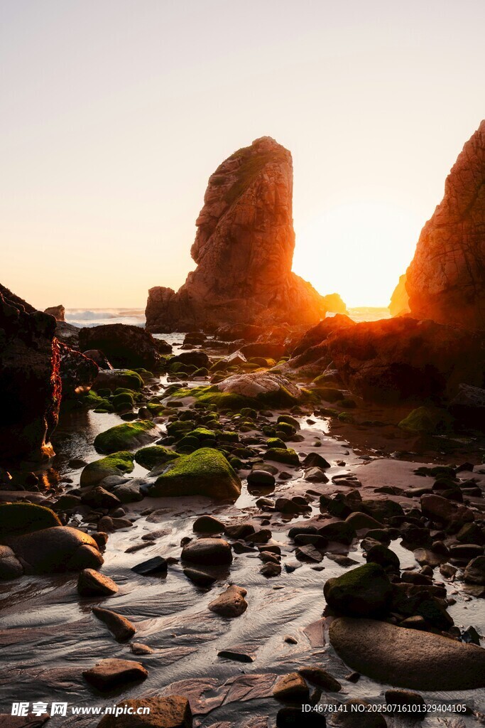 夕阳下的海边礁石美景