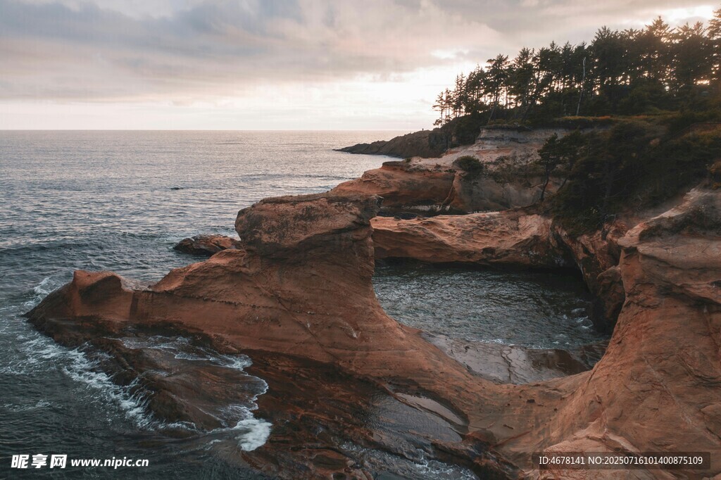 海边嶙峋岩石与黄昏美景