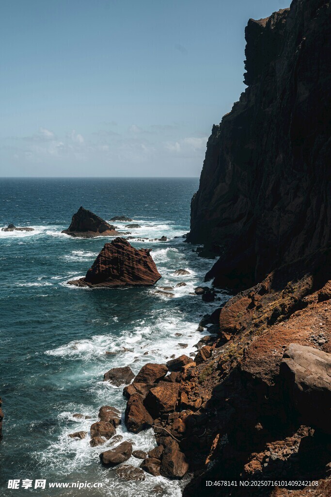 海岸边嶙峋礁石与海浪