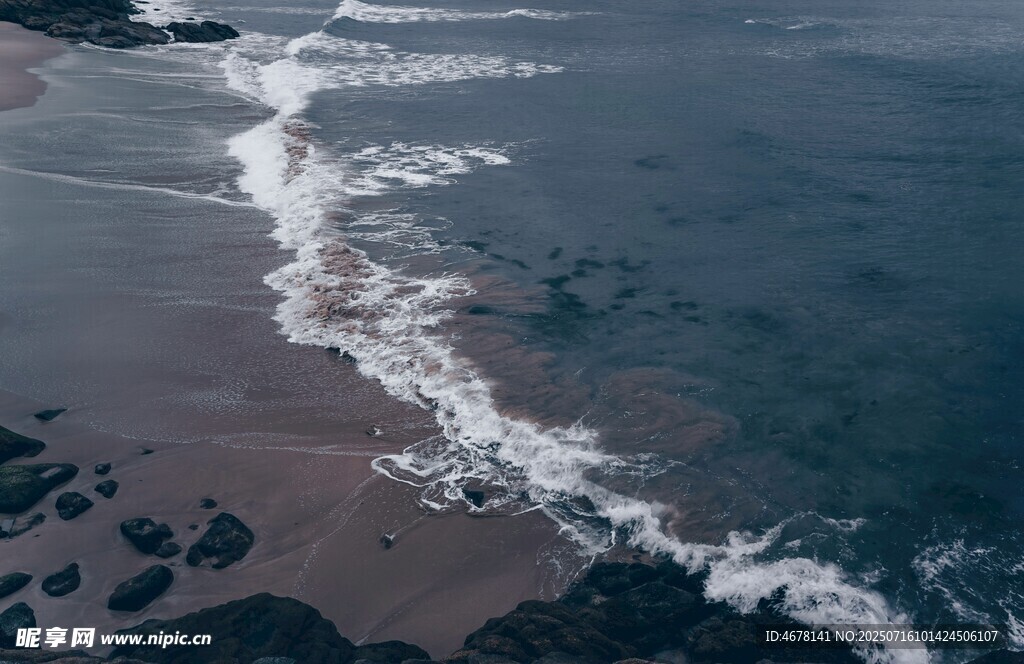 海边浪花拍打沙滩美景