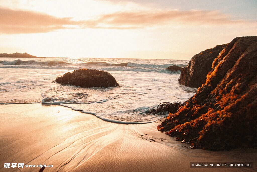 夕阳下的海边礁石美景